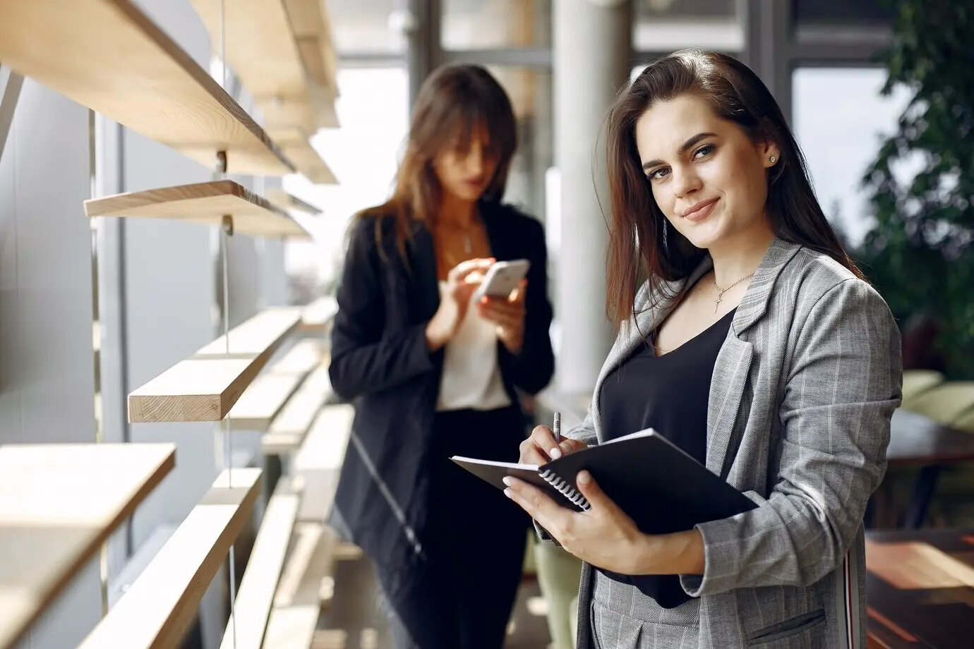 Zwei Geschäftsfrauen bei der Arbeit in einem Café